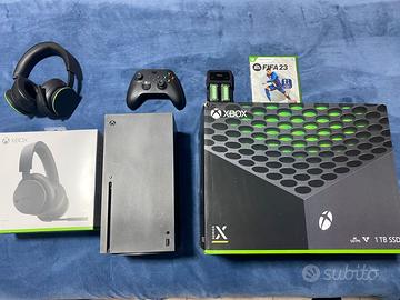 Xbox Series X + Cuffie xbox +Batterie ricaricabili