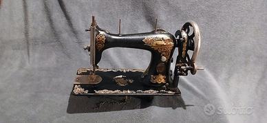 Antica e rara macchina da cucire