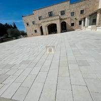 Pavimentazione in pietra bocciardata e anticata