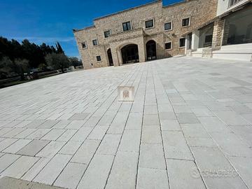 Pavimentazione in pietra bocciardata e anticata