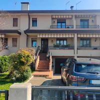 Ampia villetta a schiera con giardino