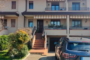 Ampia villetta a schiera con giardino