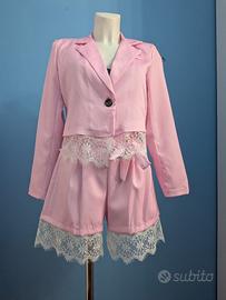 Completo donna rosa con blazer corto e shorts