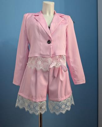 Completo donna rosa con blazer corto e shorts