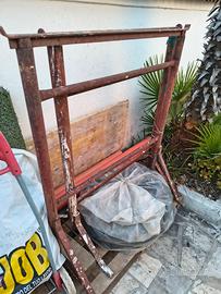 Cavalletto da cantiere in metallo.