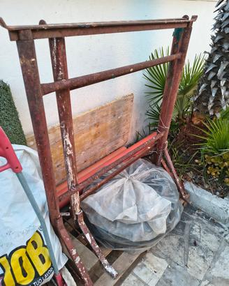 Cavalletto da cantiere in metallo.