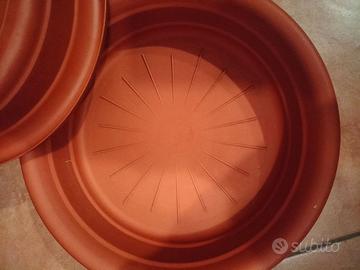 Sottovasi in plastica con rotelle da due misure