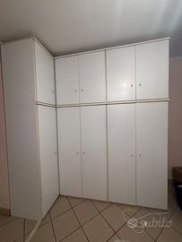 Armadio bianco con cassettiera
