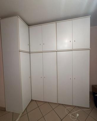 Armadio bianco con cassettiera