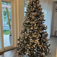 Albero di Natale innevato