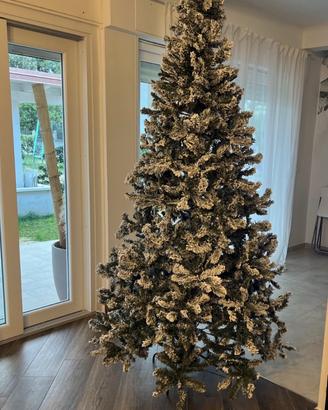 Albero di Natale innevato