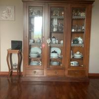 Cristalliera e mobile in stile arte povera