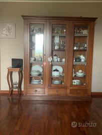 Cristalliera e mobile in stile arte povera