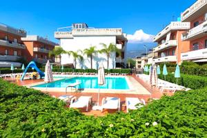 Trivani a PT al Mare con ampia corte e piscina