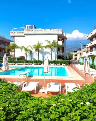Trivani a PT al Mare con ampia corte e piscina