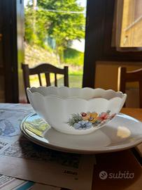 Piatti posate vassoi bicchieri