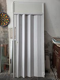 Porta a soffietto in PVC bianco con telaio 145x248
