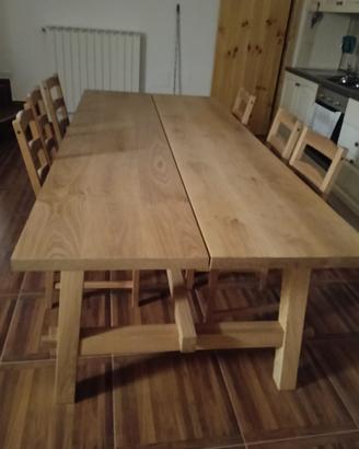 Grande tavolo in legno Ikea e sedie