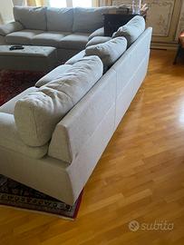 2 Divani da 2 metri di lunghezza ognuno.