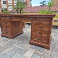 Scrivania da studio con cassetti