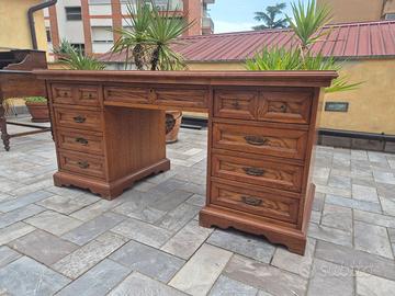 Scrivania da studio con cassetti