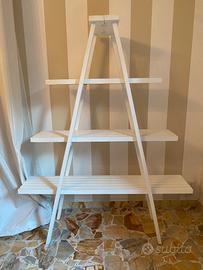 Libreria  / scaletta  in legno bianco.