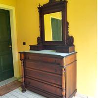 Antico cassettone in legno massello, top in marmo