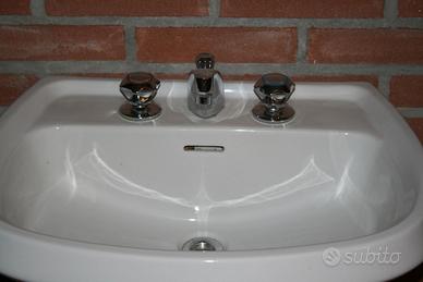 Lavandino con rubinetti