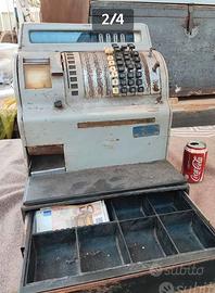 Vecchio registratore di cassa vintage modernariato