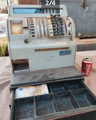 Vecchio registratore di cassa vintage modernariato