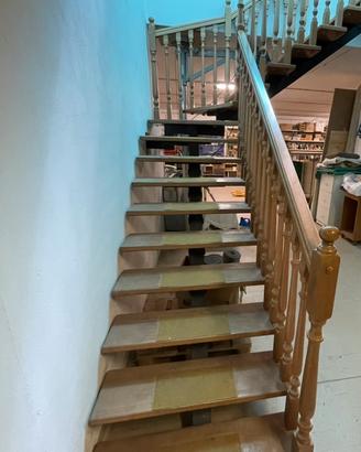 Scala il legno con struttura in ferro