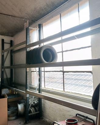 scaffalatura per gomme 