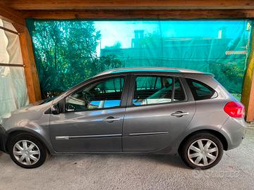 auto Clio station wagon