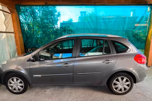 auto Clio station wagon