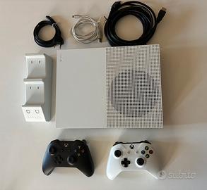 Xbox one S 500 gb + 2 joystick + caricatore + cavi