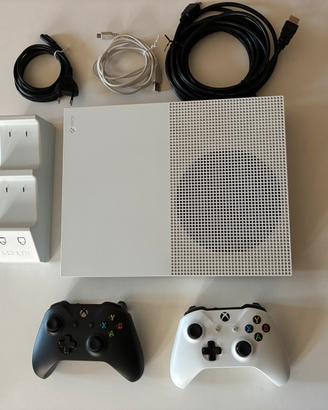 Xbox one S 500 gb + 2 joystick + caricatore + cavi