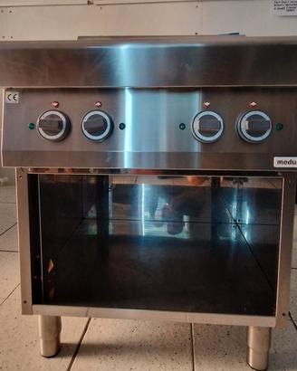 Cucina elettrica 4 piastre. Dim.cm. 70x70x85H. 