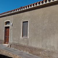 Abitazione con giardino, posto auto e passo carrai
