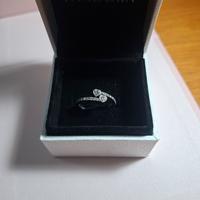 Anello Pandora due cuori intrecciati 