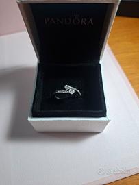 Anello Pandora due cuori intrecciati 