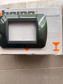 BTICINO LIVING ART. L4803VT PLACCA 3P VERDE METAL