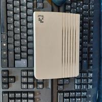 Modem vintage, tastiere e mouse per pc, doom scen