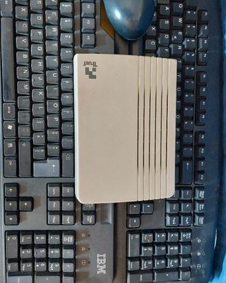 Modem vintage, tastiere e mouse per pc, doom scen