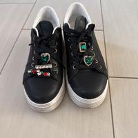 Scarpe donna nere con gioielli colorati
