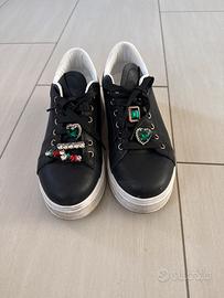 Scarpe donna nere con gioielli colorati