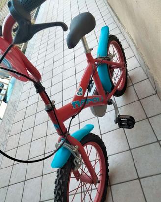 bicicletta blu e rossa del Napoli '16'