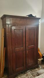 Armadio antico in legno a due ante