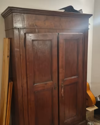 Armadio antico in legno a due ante