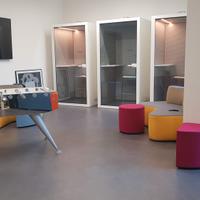 Divanetti e pouf di diverse dimensioni e colori