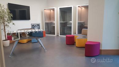 Divanetti e pouf di diverse dimensioni e colori